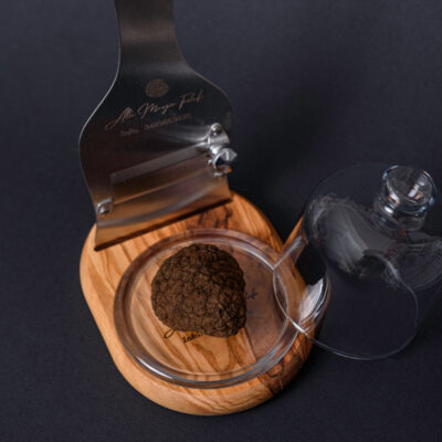 Campana servi tartufo con affetta tartufo